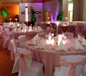 Stapelstuehle bei Hochzeit dekoriert